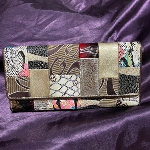 Crazy fun guess snap front trifold wallet in vinyl and canvas